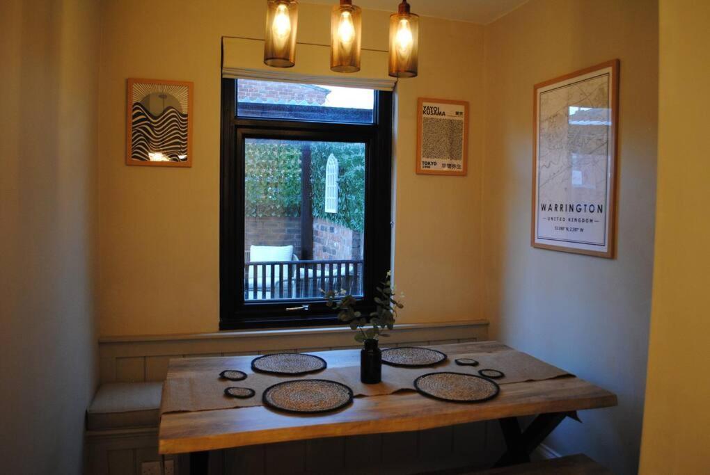 Cosy Renovated House In Warrington Villa Exterior photo