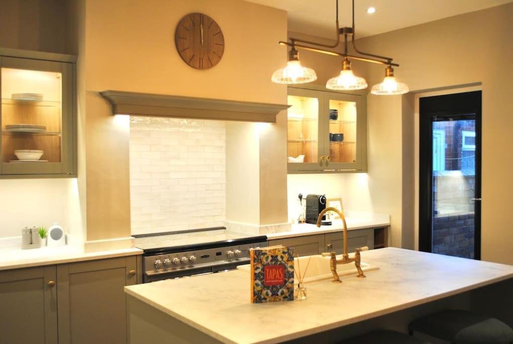 Cosy Renovated House In Warrington Villa Exterior photo