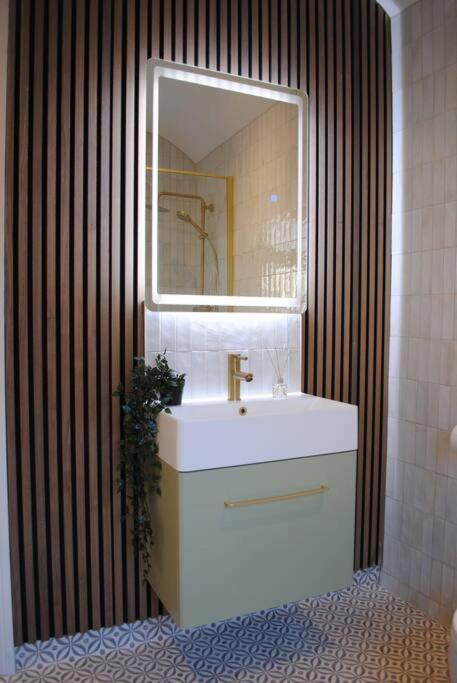 Cosy Renovated House In Warrington Villa Exterior photo